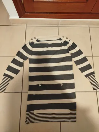 Mono negro largo con cinturón+ vestido rayas gris