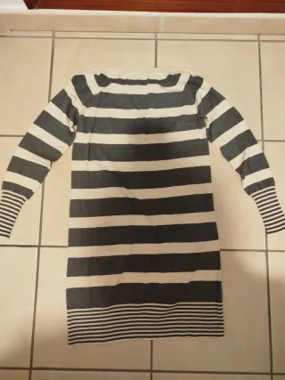 Mono negro largo con cinturón+ vestido rayas gris