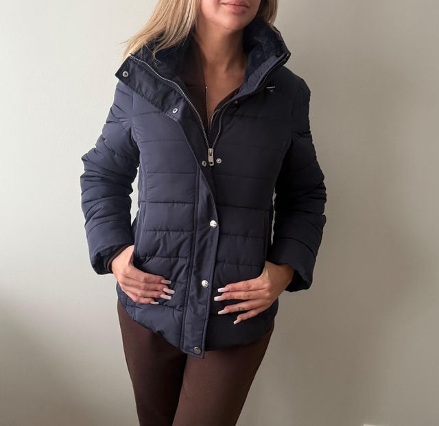 Chaqueta plumífera azul entallada