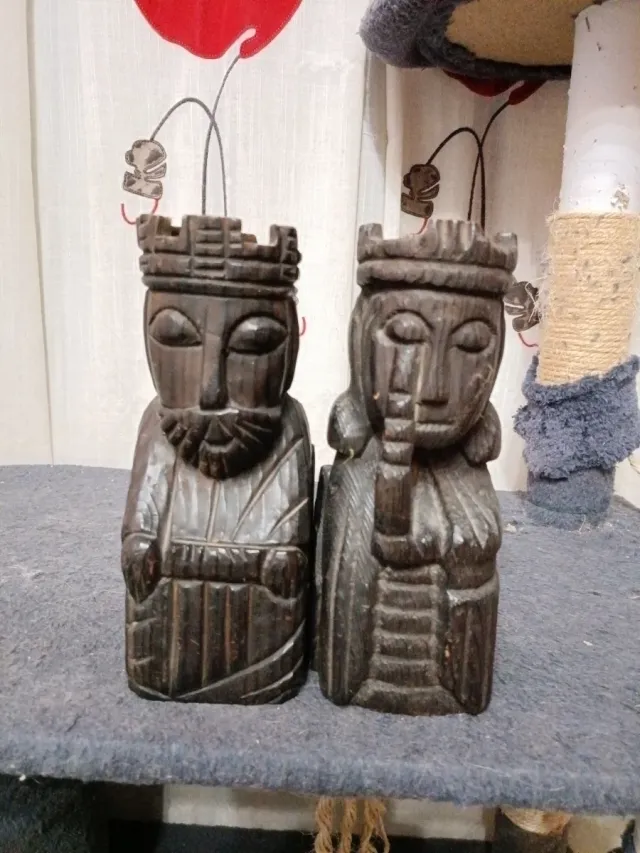 2 Figure di Re in Legno Intagliato da Libreria Vintage