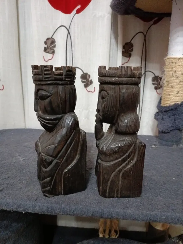 2 Figure di Re in Legno Intagliato da Libreria Vintage