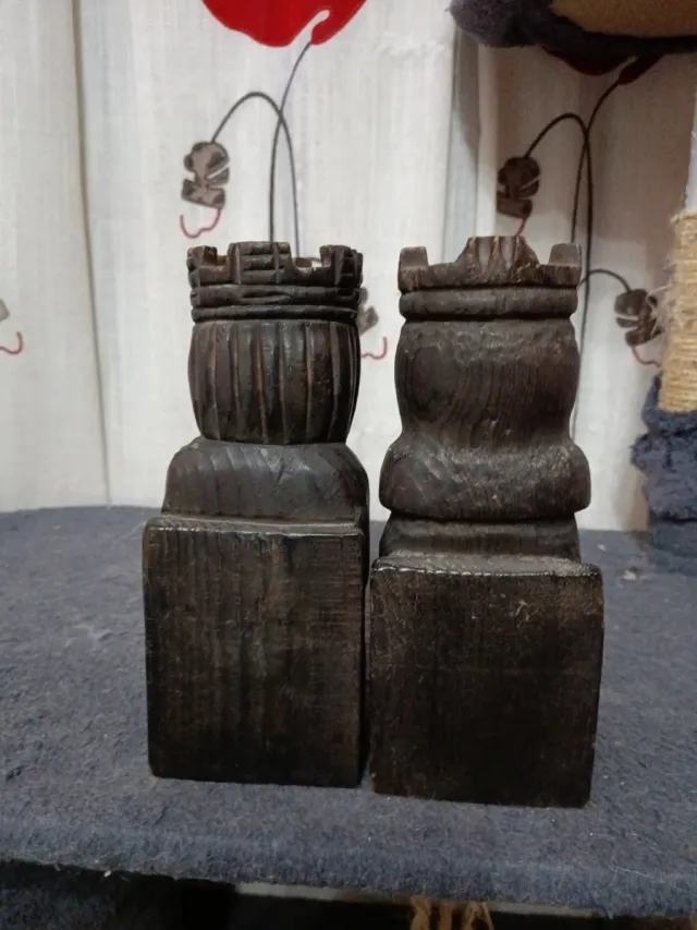 2 Figure di Re in Legno Intagliato da Libreria Vintage