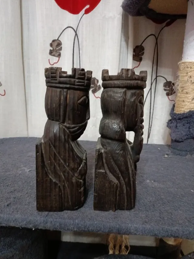 2 Figure di Re in Legno Intagliato da Libreria Vintage