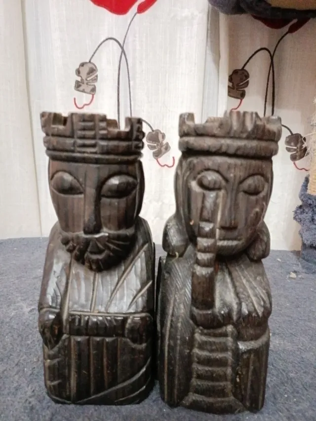 2 Figure di Re in Legno Intagliato da Libreria Vintage