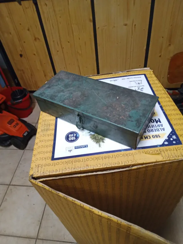 Scatola porta attrezzi vintage in metallo