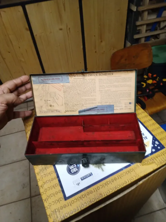 Scatola porta attrezzi vintage in metallo