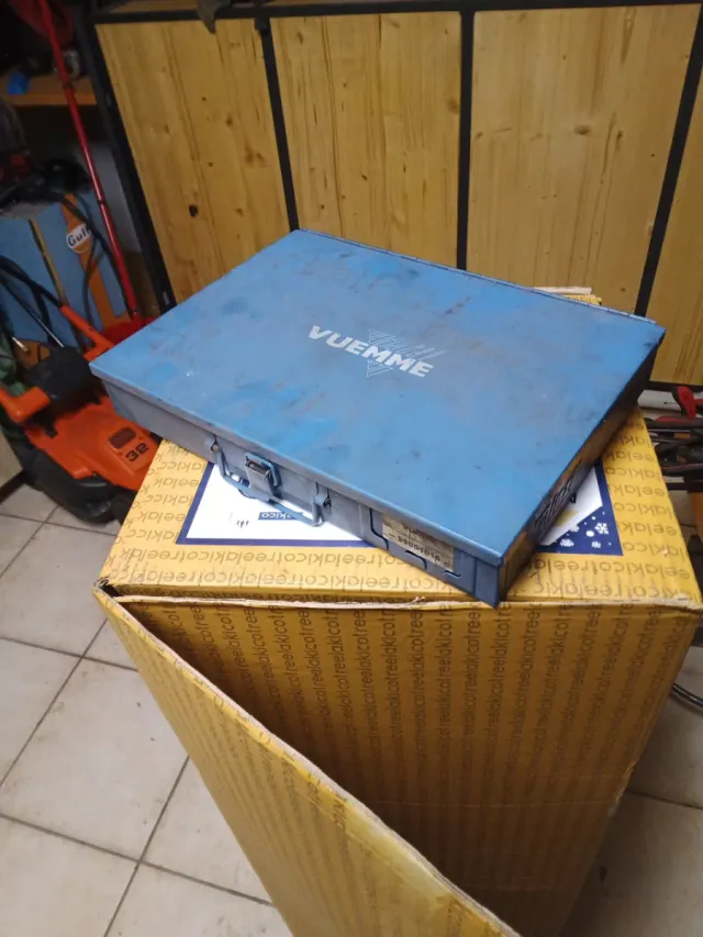 Scatola porta attrezzi vintage in metallo
