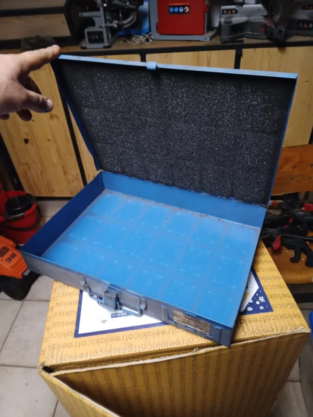 Scatola porta attrezzi vintage in metallo