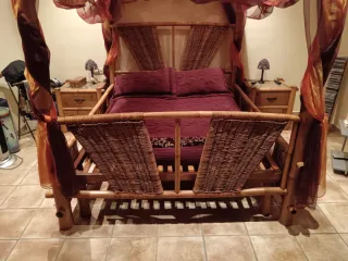 Cama dosel bambú y 2 mesitas noche