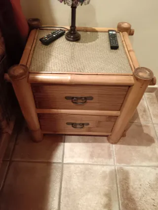 Cama dosel bambú y 2 mesitas noche