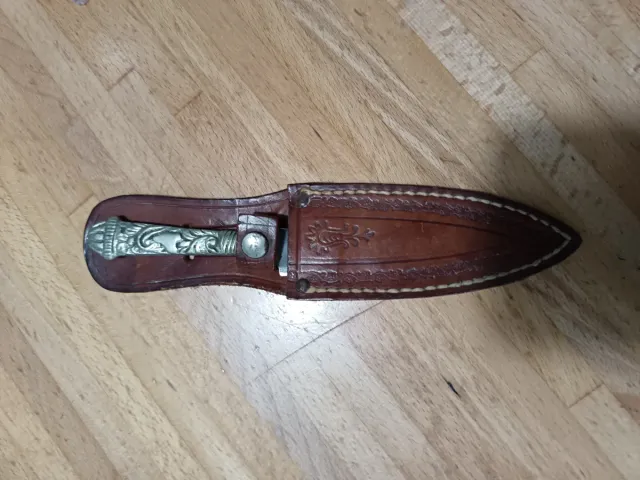 Cuchillo de cuero y metal