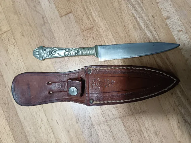 Cuchillo de cuero y metal