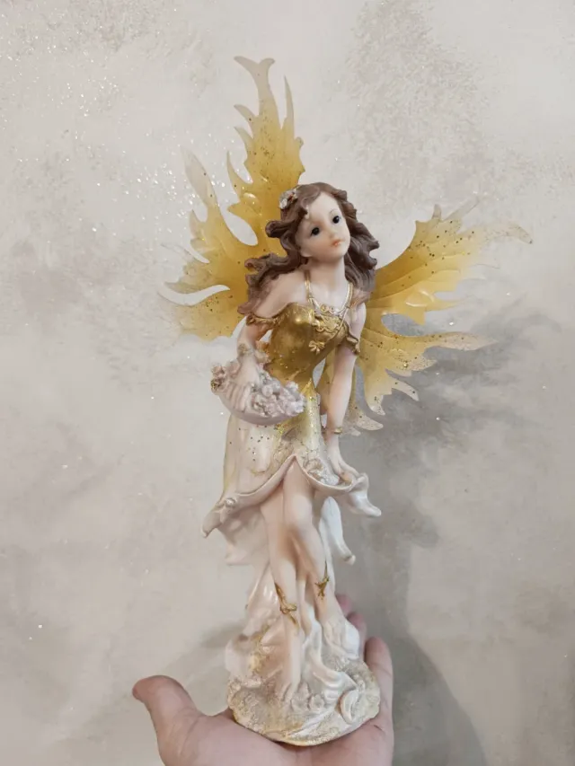 Statuetta fata dorata con ali