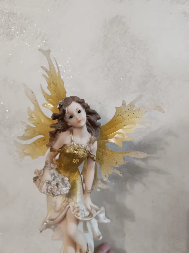 Statuetta fata dorata con ali