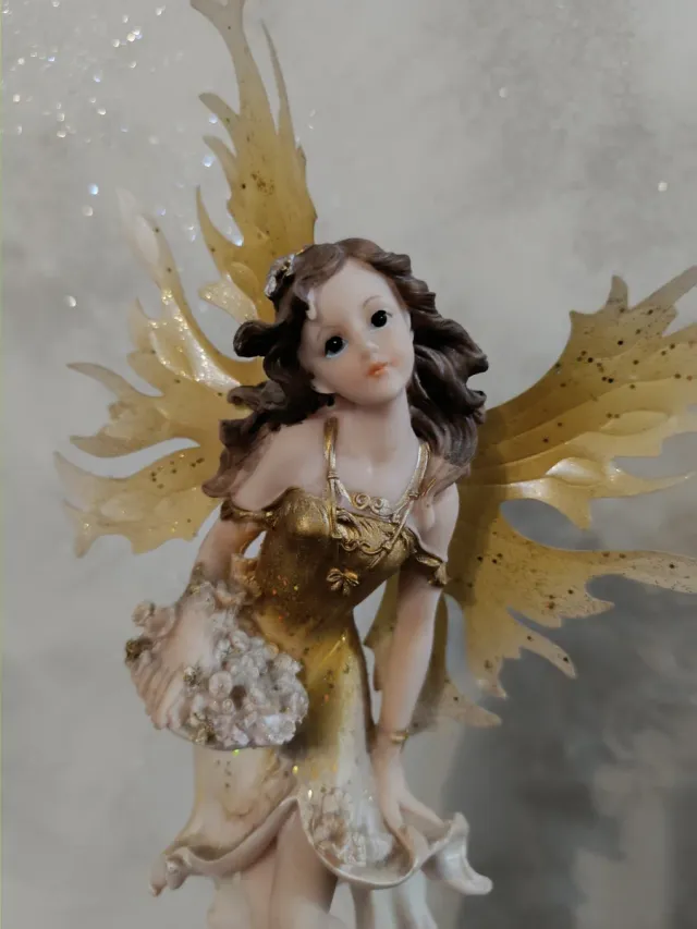 Statuetta fata dorata con ali