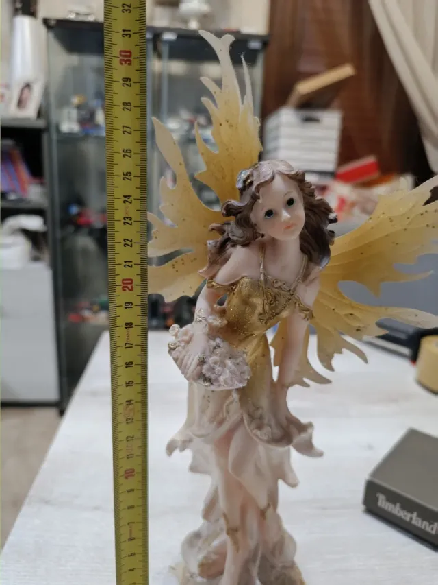 Statuetta fata dorata con ali