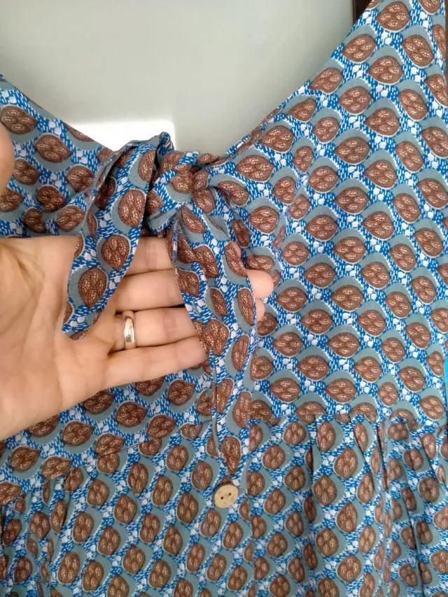 Vestido estampado azul y marrón