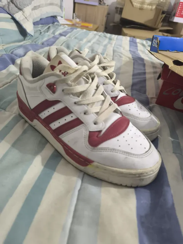 Zapatillas Adidas Blancas y Rojas