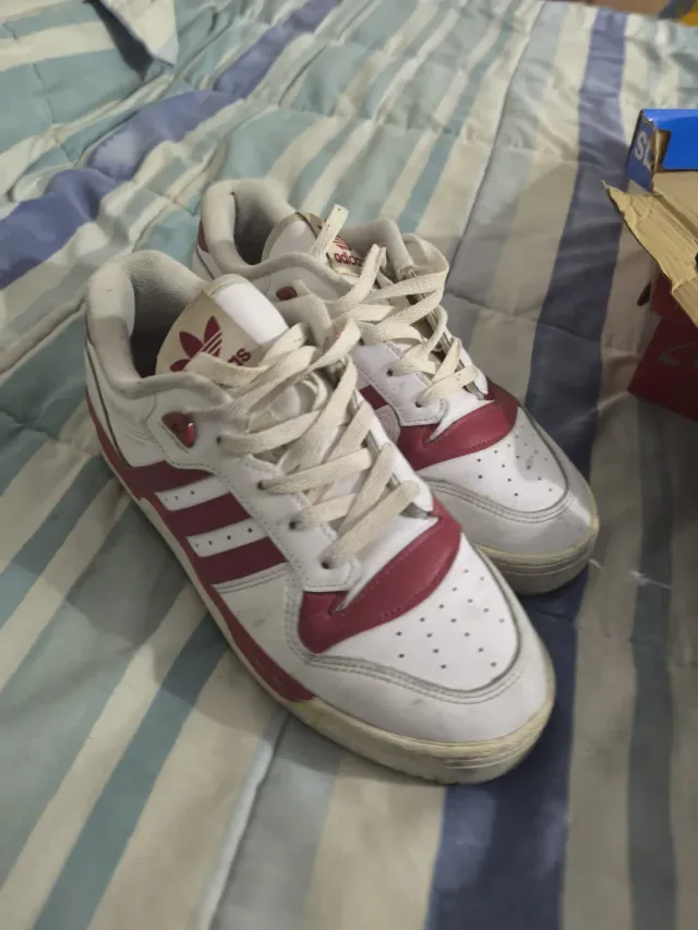 Zapatillas Adidas Blancas y Rojas