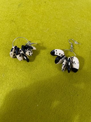 Pendientes artesanales blanco y negro