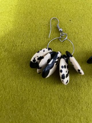 Pendientes artesanales blanco y negro