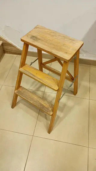 Escalera de madera plegable