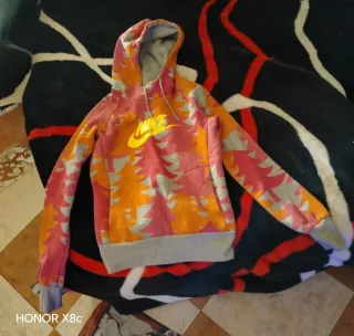 Sudadera Nike con estampado de árboles