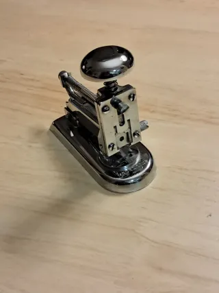 Grapadora de metal cromado