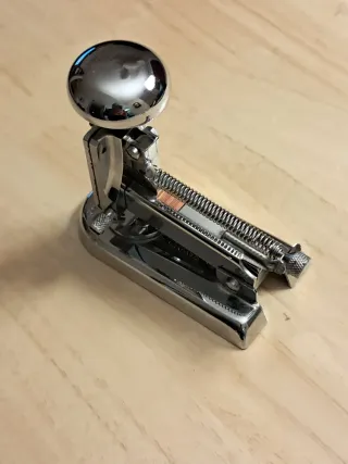 Grapadora de metal cromado