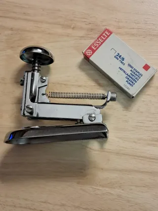 Grapadora de metal cromado