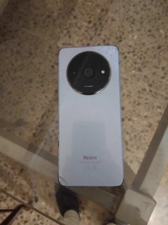 Redmi Plata/Blanco para piezas enciende pero negro