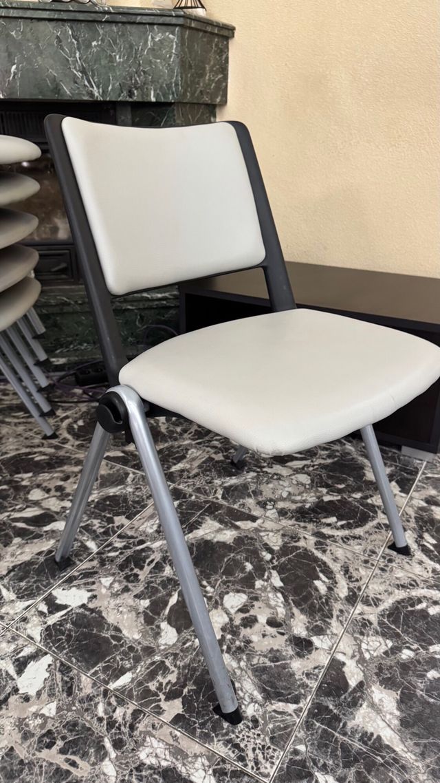 Sillas de oficina apilables (beige/negro)