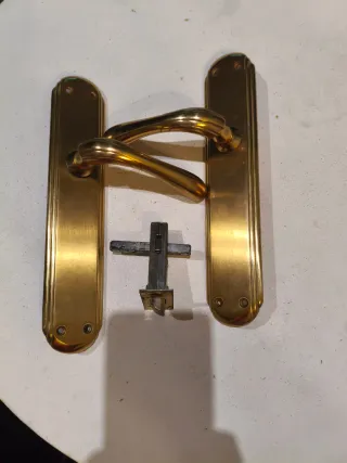Manivelas y cerradura puerta latón. Antiguas. 25cm