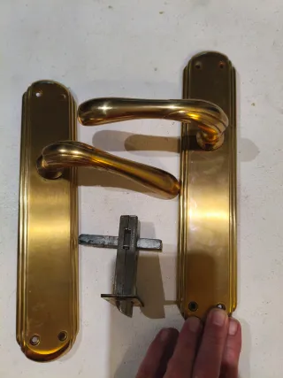 Manivelas y cerradura puerta latón. Antiguas. 25cm