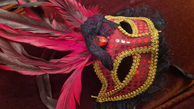 Maschera di Carnevale Rossa e Dorata