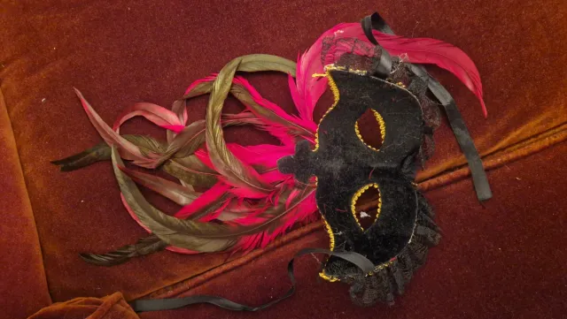 Maschera di Carnevale Rossa e Dorata