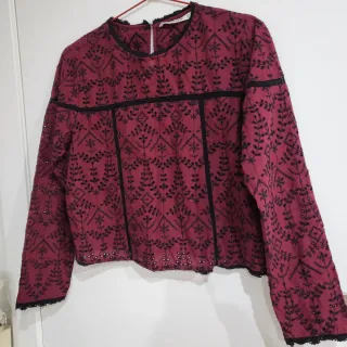 Blusa Zara granate bordada talla L