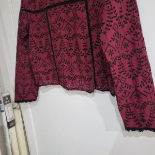 Blusa Zara granate bordada talla L