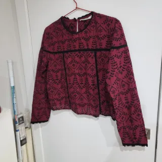 Blusa Zara granate bordada talla L