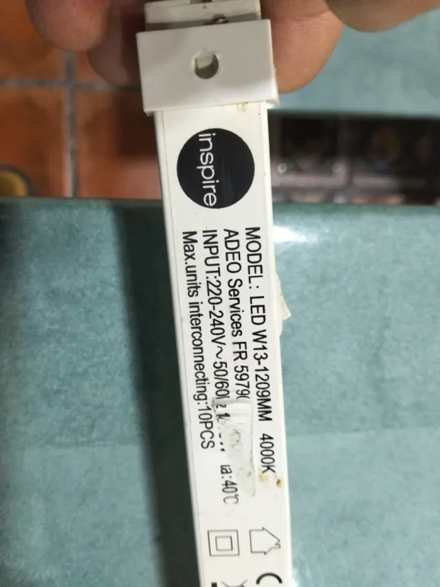 Tubo de luz fluorescente con cable