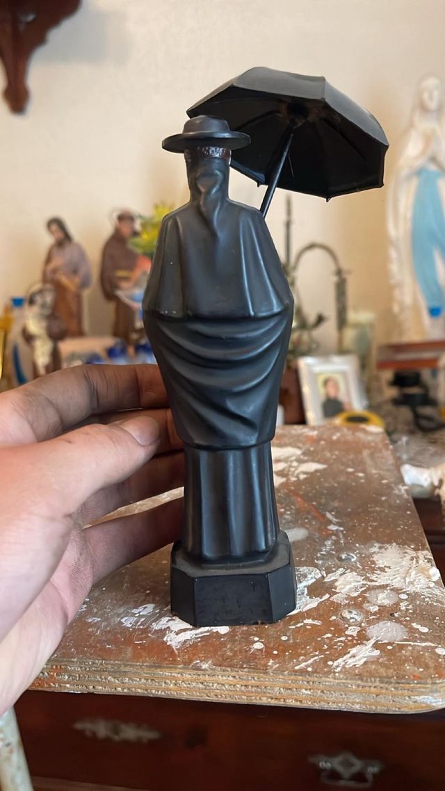 Figura PVC Chovendo Párroco Gallego