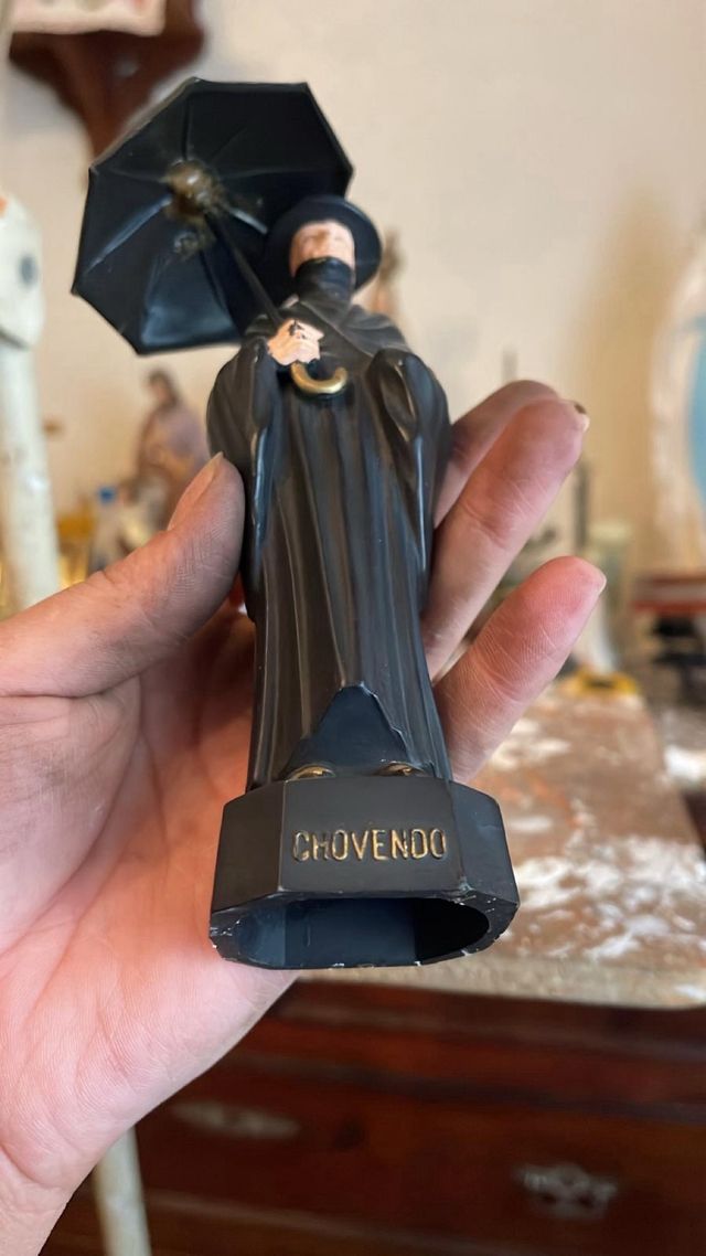 Figura PVC Chovendo Párroco Gallego