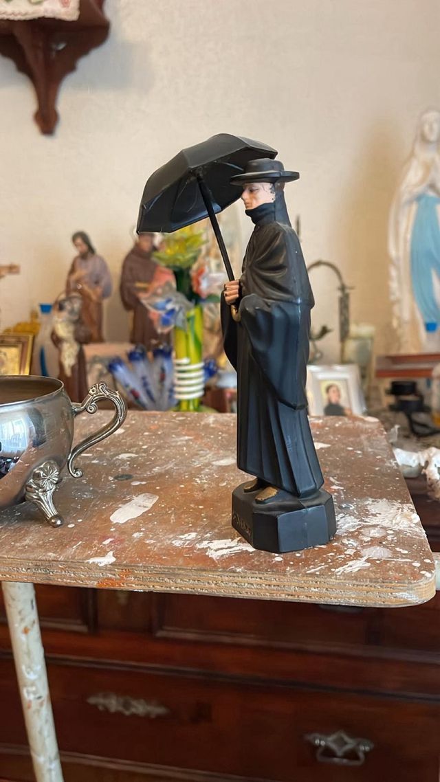 Figura PVC Chovendo Párroco Gallego