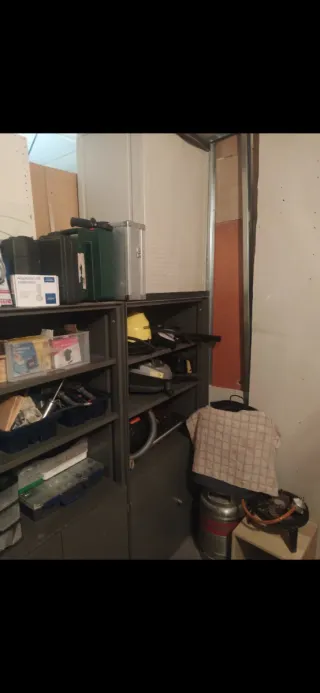 Muebles de taller con puertas y estanterías