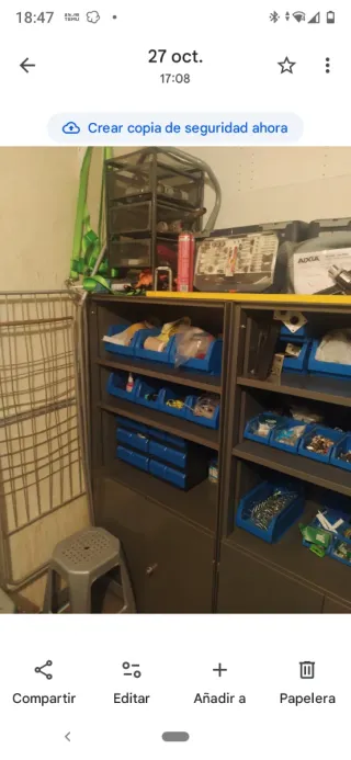 Muebles de taller con puertas y estanterías