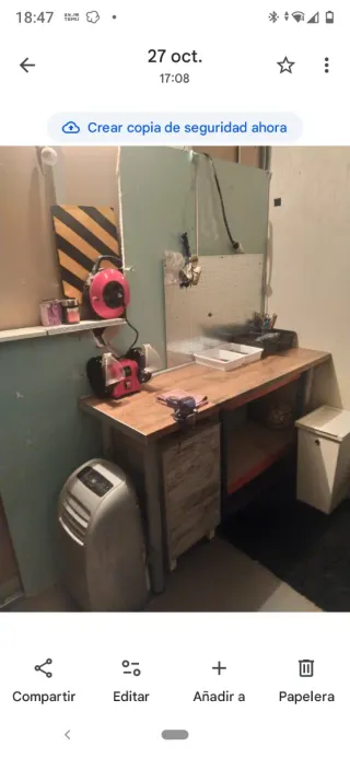 Muebles de taller con puertas y estanterías