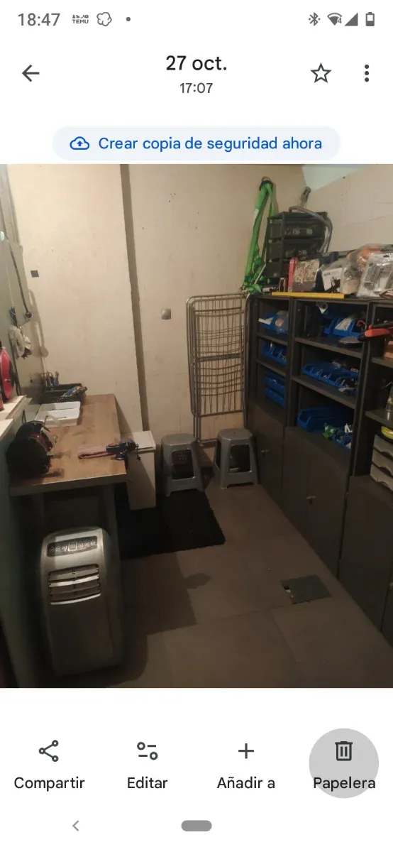 Muebles de taller con puertas y estanterías