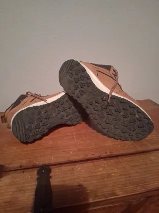 Botas Quechua Waterproof Marrones y suela blanca