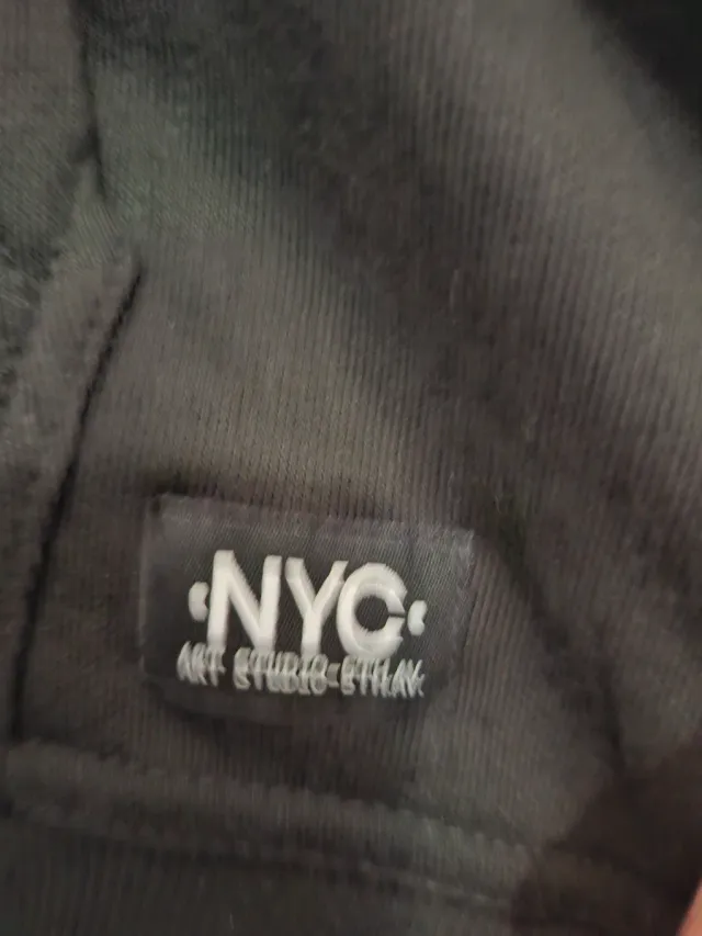 Sudadera negra con capucha