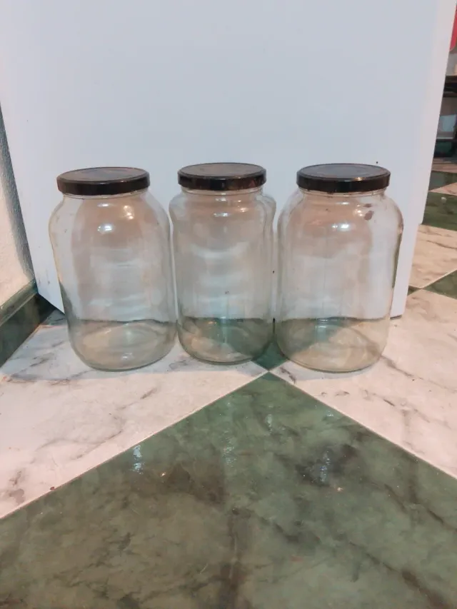 3 Botes de Cristal con Tapa Negra